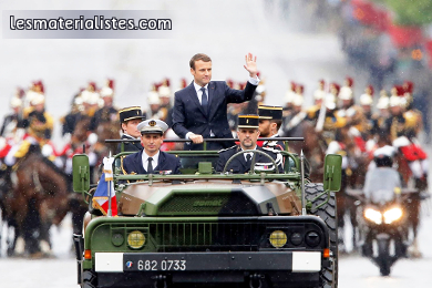 Emmanuel Macron descend les Champs Elysées en véhicule militaire