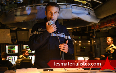 Emmanuel Macron au poste de commandement du sous-marin nucléaire Le Terrible