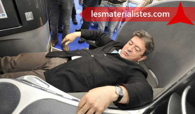 Jean-Luc Mélenchon essayant des sièges d'avion classe affaire en 2013