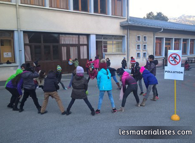 Pollution Vallée de l'Arve enfants école interdiction de jouer courir Passy